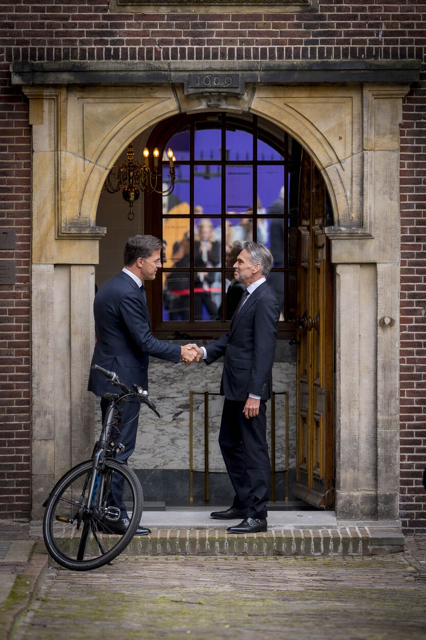 New Prime Minister Dick Schoof bids farewell to his predecessor Mark Rutte.