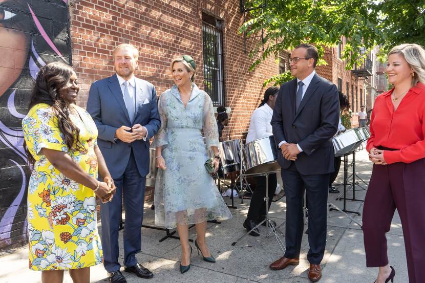 Minister Wever (tweede van rechts) bezoekt Little Caribbean, samen met het koninklijk paar en minister Schreinemacher.