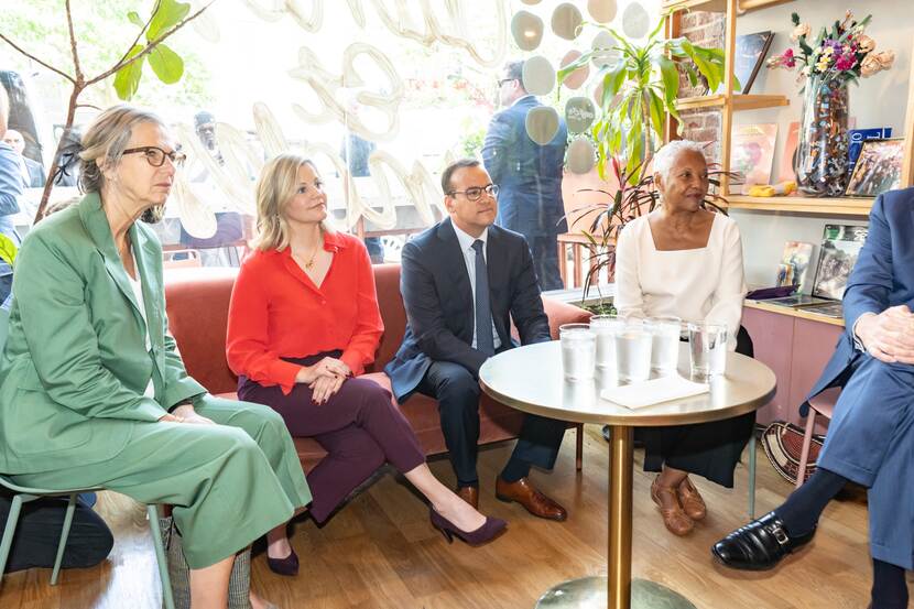 Minister Wever met minister Schreinemacher en Nederlands ambassadeur in Washington DC, Birgitta Tazelaar.