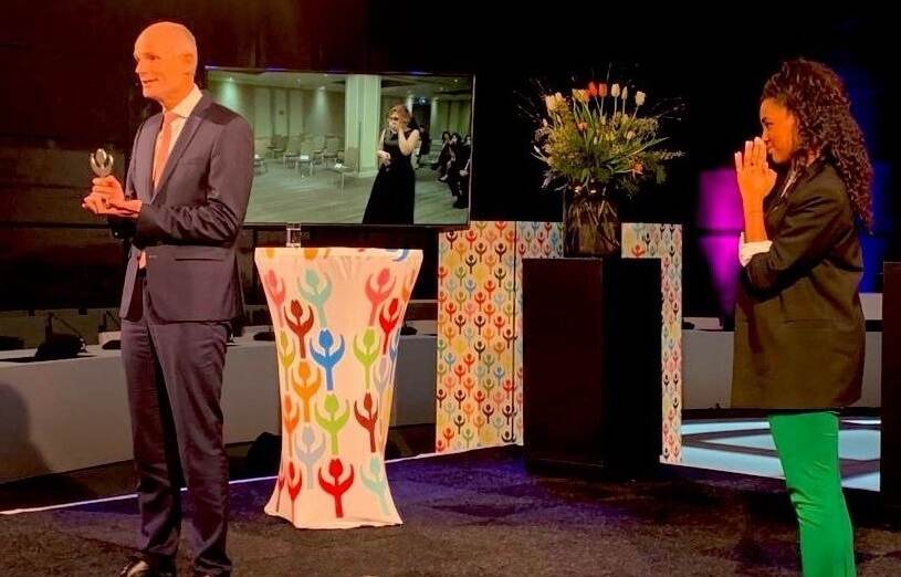 Minister Blok tijdens de uitreiking van de Mensenrechtentulp